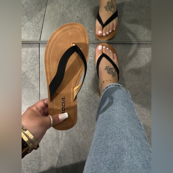 NWT!! Soft Sole Basic Thong Sandals - Picture 2 of 3